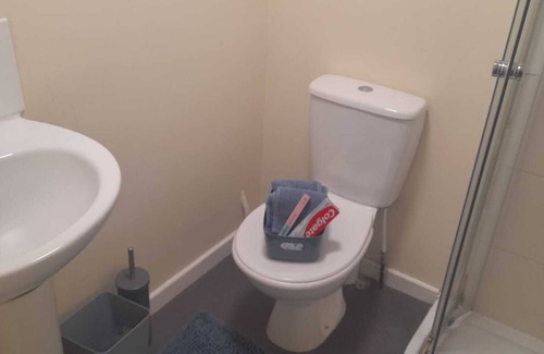 Iver House | Room 1 -Double Room - Wifi - 2 minute walk to Iver Station