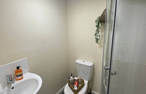 Iver House | Room 1 -Double Room - Wifi - 2 minute walk to Iver Station