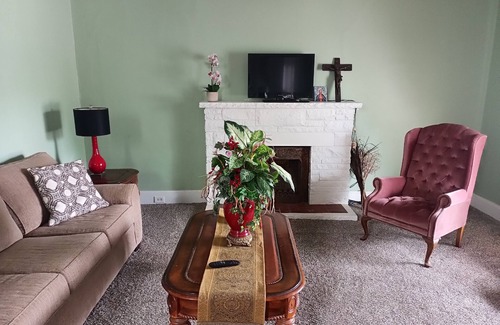 Quincy House | Room 1- Historic Mansion in Quincy with AC, WiFi