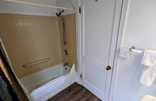 Lewiston Apartment | Room 1 - Riverside Motel - 1 Queen Bed