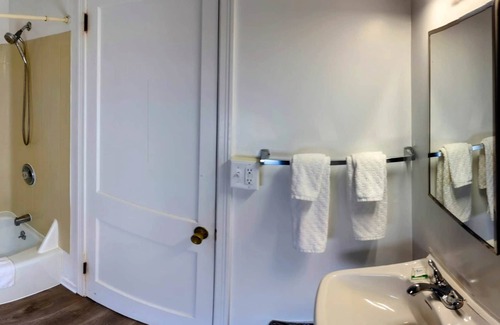 Lewiston Apartment | Room 1 - Riverside Motel - 1 Queen Bed