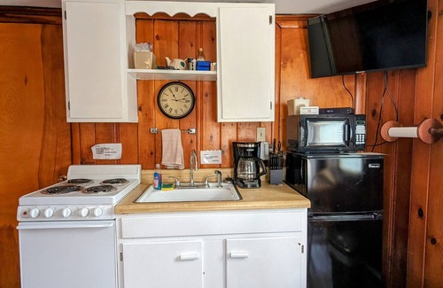 Lewiston Apartment | Room 10 Kitchenette - Riverside Motel - 1 Queen, 1 Sofa Bed