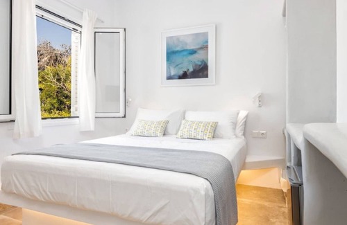 Paros Hotel | Room 10 @ Pelican Paros in the Old Town!