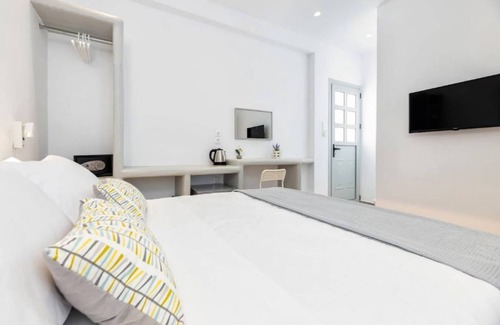 Paros Hotel | Room 10 @ Pelican Paros in the Old Town!
