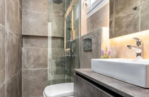 Paros Hotel | Room 10 @ Pelican Paros in the Old Town!
