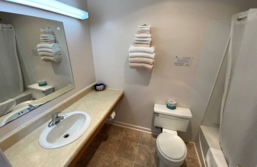 Downs House | Room 110 - Standard Queen - Sleeps 2 - West Lake Grandvue Inn