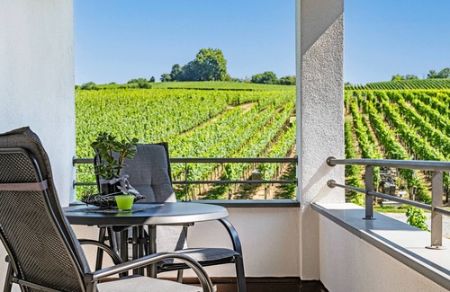 Hagnau Apartment | Room '206' with Shared Garden, Balcony and Wi-Fi