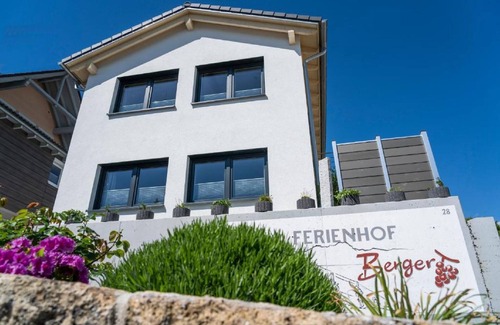 Hagnau Apartment | Room '206' with Shared Garden, Balcony and Wi-Fi