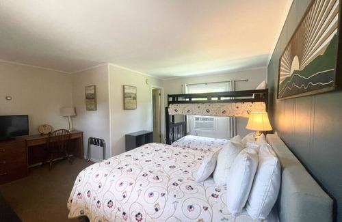 Manchester Center Hotel | Room 7 - family room sleeps 4