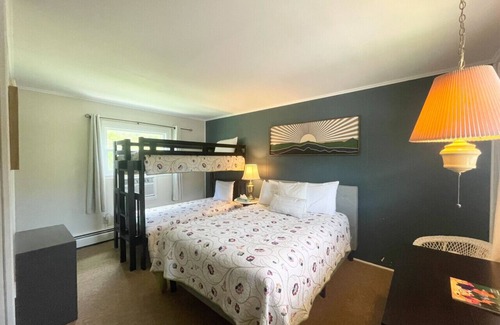 Manchester Center Hotel | Room 7 - family room sleeps 4