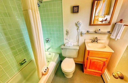 Manchester Center Hotel | Room 7 - family room sleeps 4