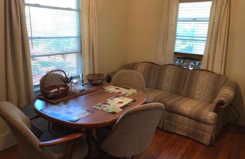 Rochester House | Room - Airport, Eastman Dental, UofR & Medical Ctr at Strong Hospital-Professionals Welcomed