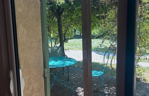 L'Epine Apartment | Room 'Cytise' with Private Terrace, Shared Garden and Wi-Fi
