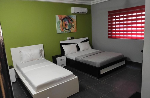 Lome House | Room-deluxe Twin Beds in Royal Blue Gues