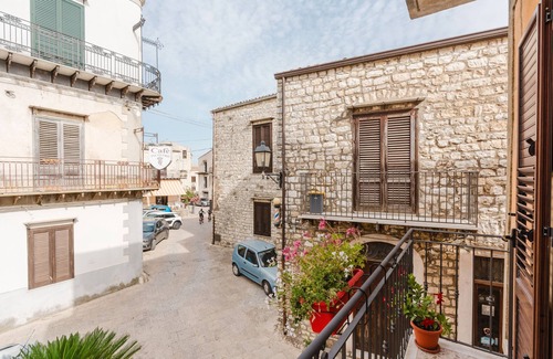 Giuliana Apartment | Room 'Eleonora D'Aragona' with Mountain View, Wi-Fi, and Air Conditioning