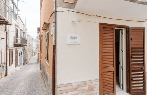 Giuliana Apartment | Room 'Eleonora D'Aragona' with Mountain View, Wi-Fi, and Air Conditioning