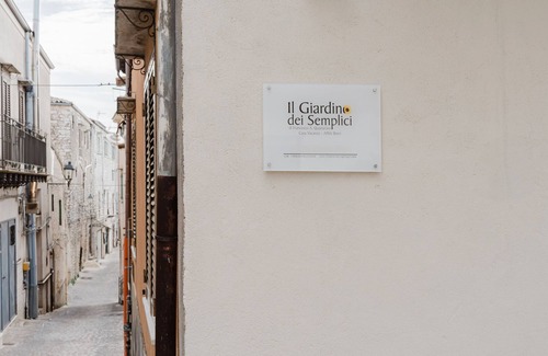 Giuliana Apartment | Room 'Eleonora D'Aragona' with Mountain View, Wi-Fi, and Air Conditioning