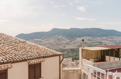 Giuliana Apartment | Room 'Federico 2°' with Mountain View, Wi-Fi and Air Conditioning