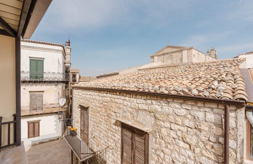 Giuliana Apartment | Room 'Federico 2°' with Mountain View, Wi-Fi and Air Conditioning