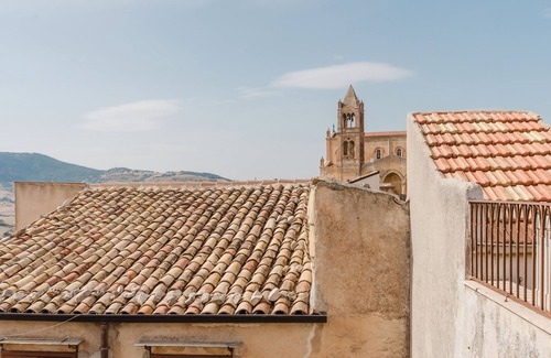 Giuliana Apartment | Room 'Federico 2°' with Mountain View, Wi-Fi and Air Conditioning