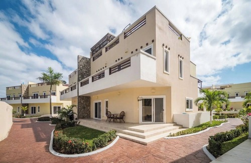 Dixon Cove Villa | Room for 4 people with access to private beach