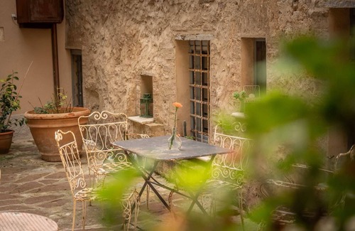 Campiglia d'Orcia Apartment | Room 'Il Teatro' with Shared Garden, Wi-Fi and Air Conditioning