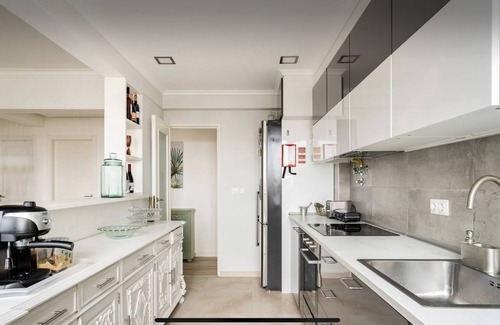 Reboleira Apartment | Room in apartment shared with other guests
