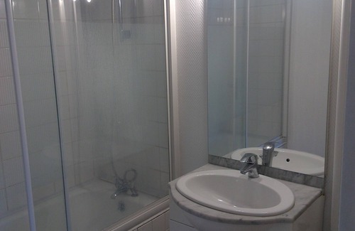 Villebon-sur-Yvette Bed & Breakfast | Room in shared flat, close to RER B
