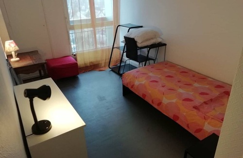 Villebon-sur-Yvette Bed & Breakfast | Room in shared flat, close to RER B