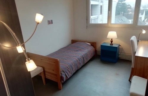 Villebon-sur-Yvette Bed & Breakfast | Room in shared flat, close to RER B