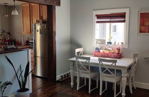 Southwestern Sacramento House | Room in vibrant home