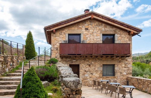 San Juan de Gredos Apartment | Room 'Junior Suite Almanzor' with Mountain View, Private Terrace and Wi-Fi