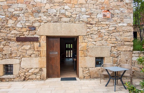San Juan de Gredos Apartment | Room 'Junior Suite Almanzor' with Mountain View, Private Terrace and Wi-Fi