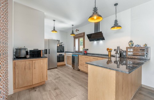 Murchas Apartment | Room 'La Boheme 5' with Mountain View, Wi-Fi and Air Conditioning