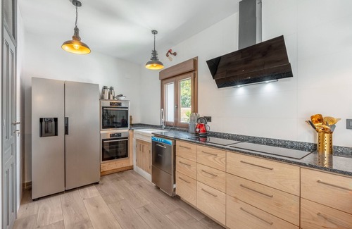 Murchas Apartment | Room 'La Boheme 5' with Mountain View, Wi-Fi and Air Conditioning