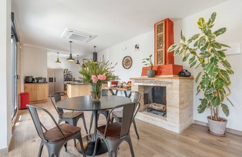 Murchas Apartment | Room 'La Boheme 7' with Mountain View, Wi-Fi and Air Conditioning