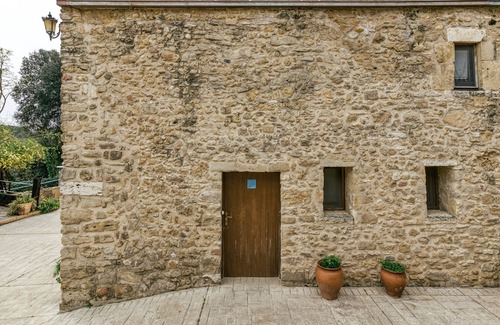Pujals dels Pagesos Apartment | Room 'Llebeix' with Shared Pool, Wi-Fi and Air Conditioning
