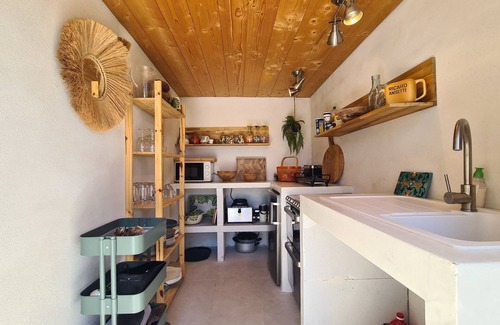 Plaissan Bed & Breakfast | Room n°1 in Villa SCL - Summer kitchen - Heated pool - Terrace