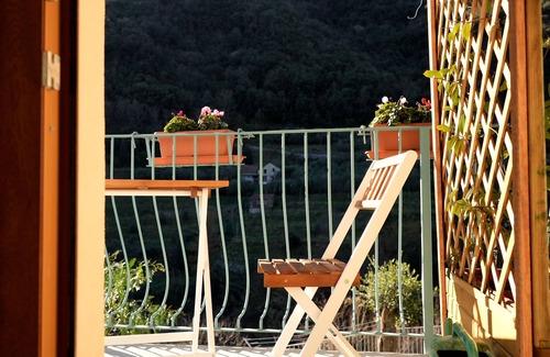Albisola Superiore Apartment | Room 'Oiva' with Mountain View, Wi-Fi and Air Conditioning