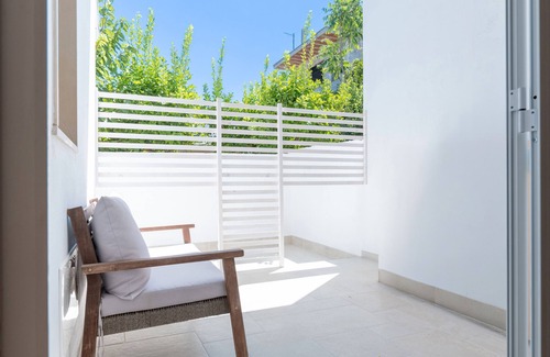 Pulsano Apartment | Room 'Piano Terra' with Private Garden, Wi-Fi and Air Conditioning