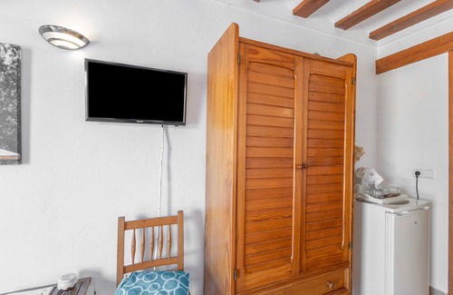 Sant Carles de Peralta Apartment | Room 'Poniente' with Mountain View, Wi-Fi and Air Conditioning