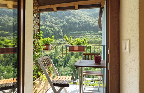 Albisola Superiore Apartment | Room 'Pria' with Mountain View, Wi-Fi and Air Conditioning
