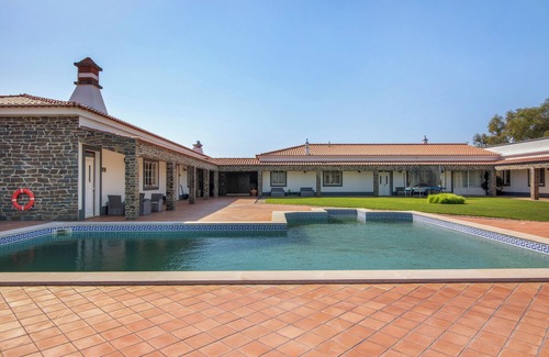 Espirito Santo Apartment | Room 'Quarto Rosa - Countryside View' with Shared Pool, Wi-Fi and Air Conditioning