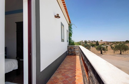 Espirito Santo Apartment | Room 'Quarto Azul - Countryside View-With Patio' with Shared Pool, Wi-Fi and Air Conditioning