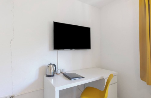 Niedenstein Apartment | Room 'Sunshine' with Shared Terrace, Shared Garden and Wi-Fi