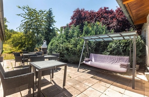 Niedenstein Apartment | Room 'Sunshine' with Shared Terrace, Shared Garden and Wi-Fi