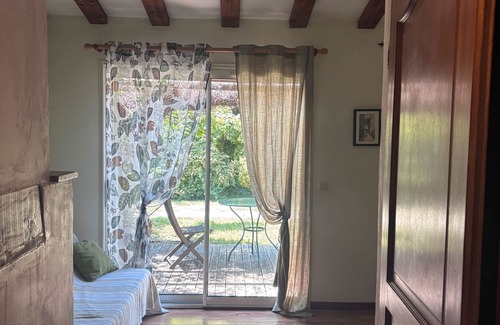 L'Epine Apartment | Room 'Tilleul' with Private Terrace, Shared Garden and Wi-Fi