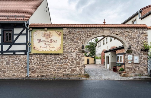 Soernewitz Apartment | Room 'Vinotel 12' with Shared Garden, Wi-Fi and Air Conditioning