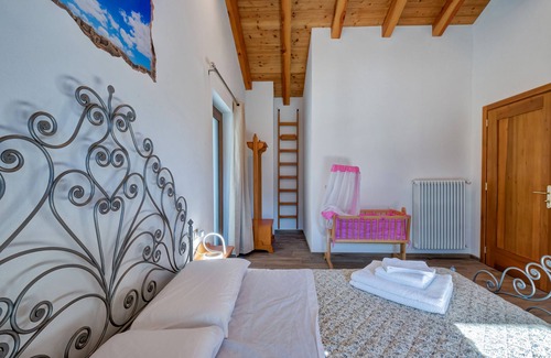Donnas Bed & Breakfast | Room 'Zaffiro' with Mountain View and Wi-Fi