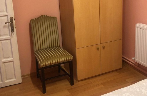 Kartal Apartment | Rooms To Go in A Dance Studio